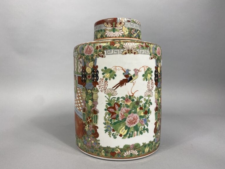 Chine moderne - Vase balustre en céramique émaillée à décor de scènes animées,…