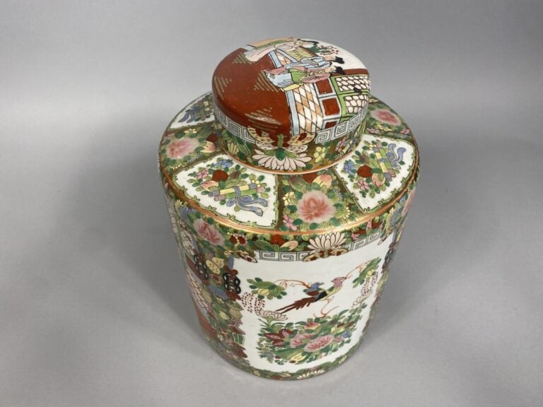 Chine moderne - Vase balustre en céramique émaillée à décor de scènes animées,…