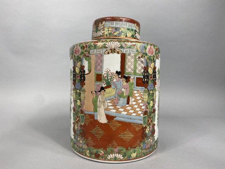 Chine moderne - Vase balustre en céramique émaillée à décor de scènes animées,…