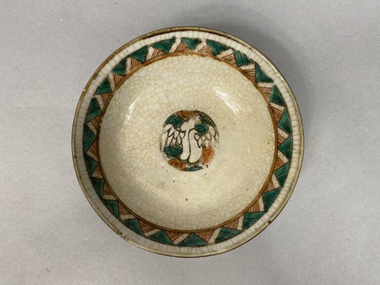 Chine, Nankin - Bol en porcelaine de Nankin craquelée à décor émaillé de fleurs…