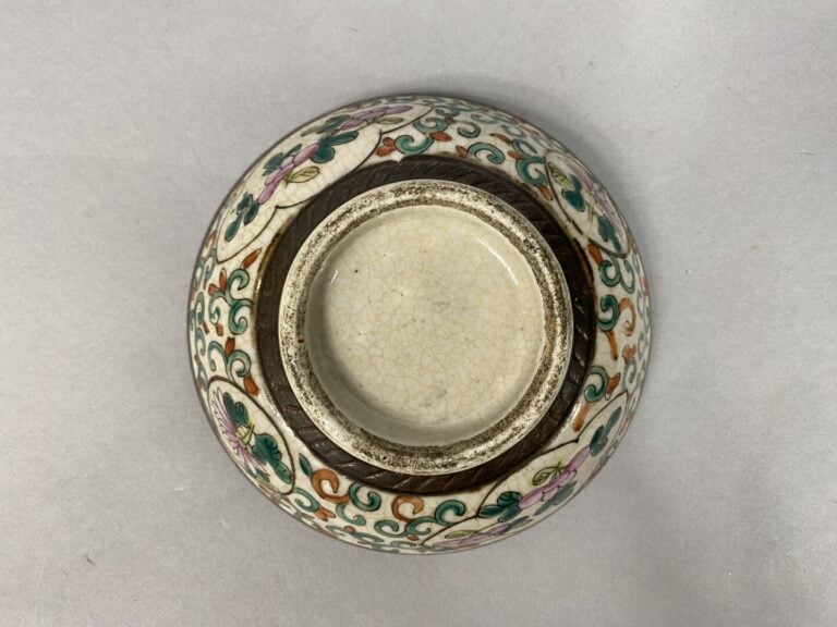 Chine, Nankin - Bol en porcelaine de Nankin craquelée à décor émaillé de fleurs…
