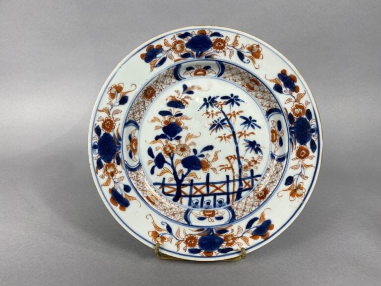 Chine - Paire d'assiettes en porcelaine émaillée dans le goût Imari de rinceaux…