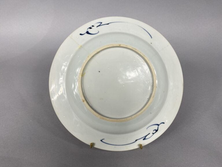 Chine - Paire d'assiettes en porcelaine émaillée dans le goût Imari de rinceaux…