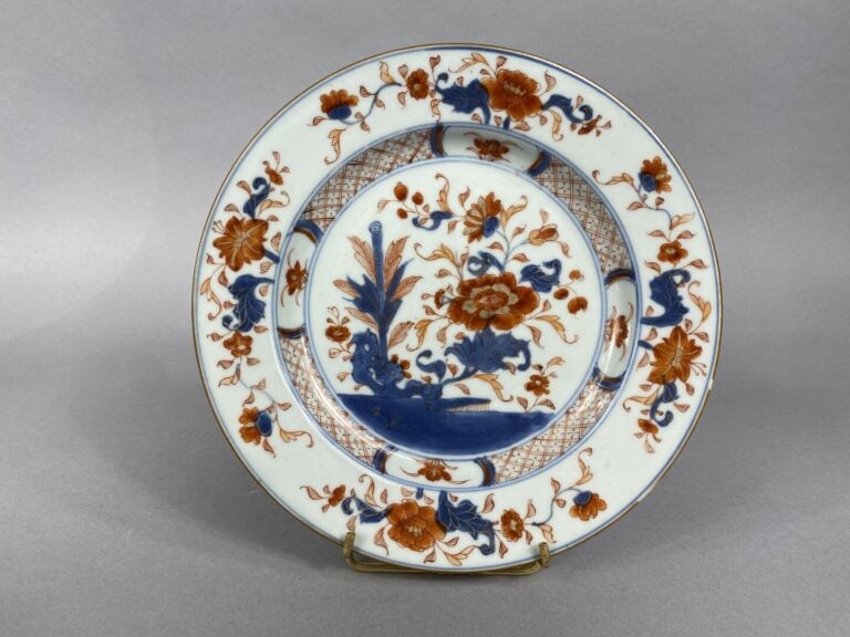 Chine - Paire d'assiettes en porcelaine émaillée dans le goût Imari de rinceaux…