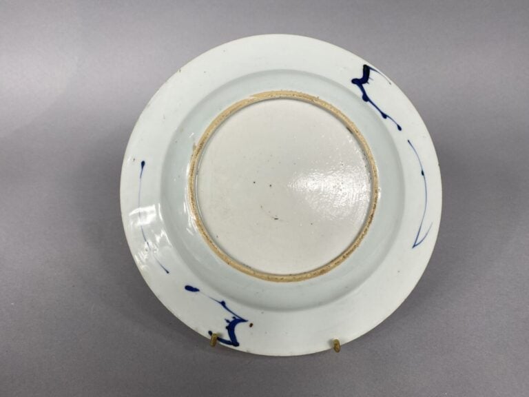 Chine - Paire d'assiettes en porcelaine émaillée dans le goût Imari de rinceaux…