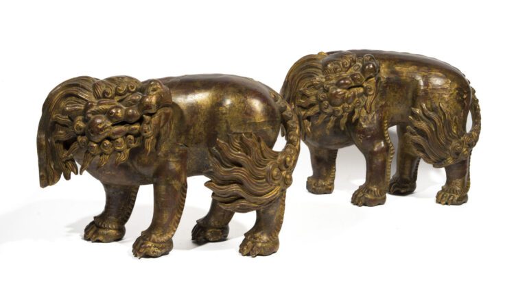 CHINE. Paire de chiens de FO en bois sculpté et doré. 25X34X13 cm