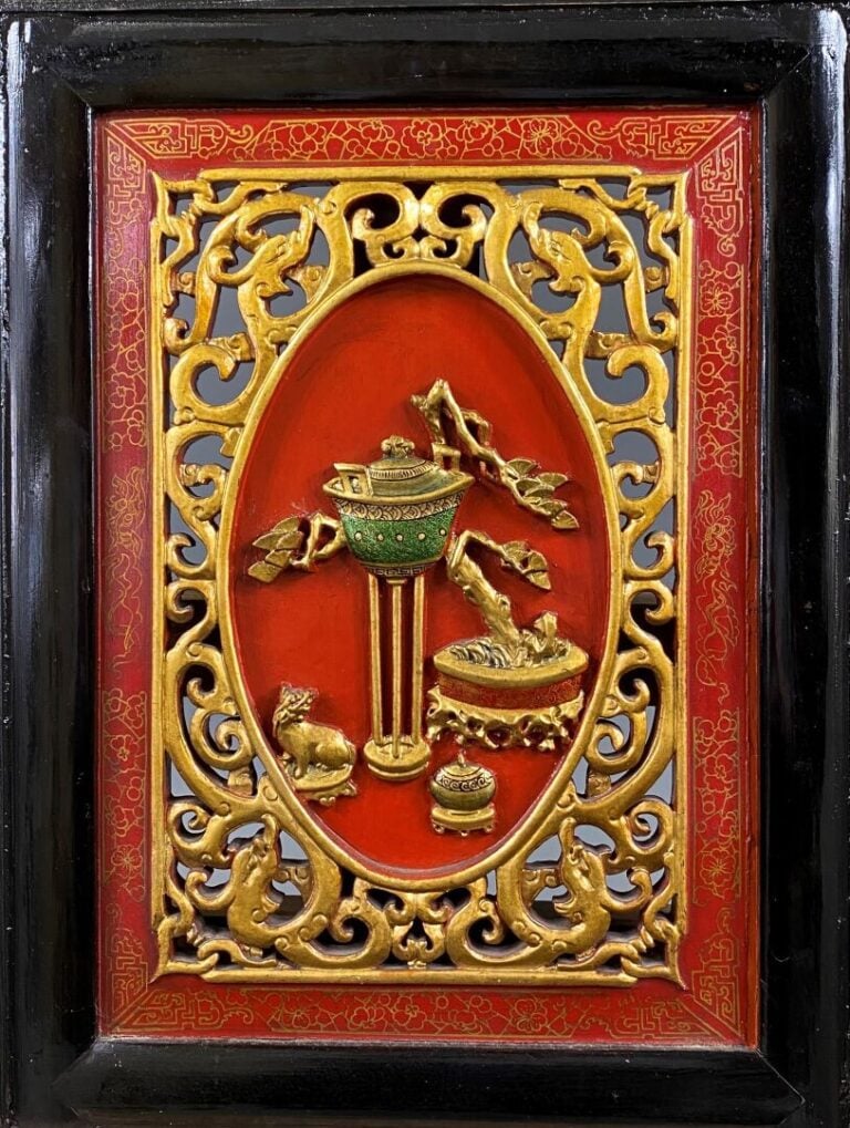 Chine - Paire de panneaux en bois laqué rouge et doré sculptés et ajourés, orné…