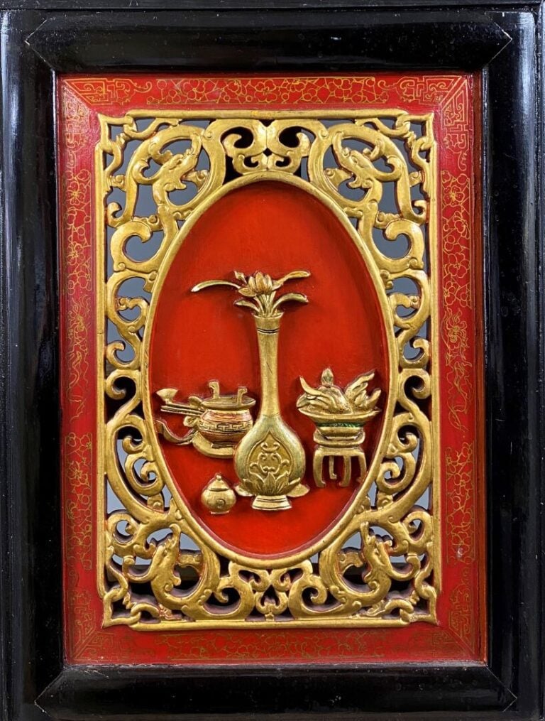 Chine - Paire de panneaux en bois laqué rouge et doré sculptés et ajourés, orné…
