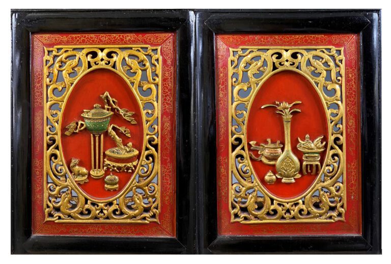 Chine - Paire de panneaux en bois laqué rouge et doré sculptés et ajourés, orné…