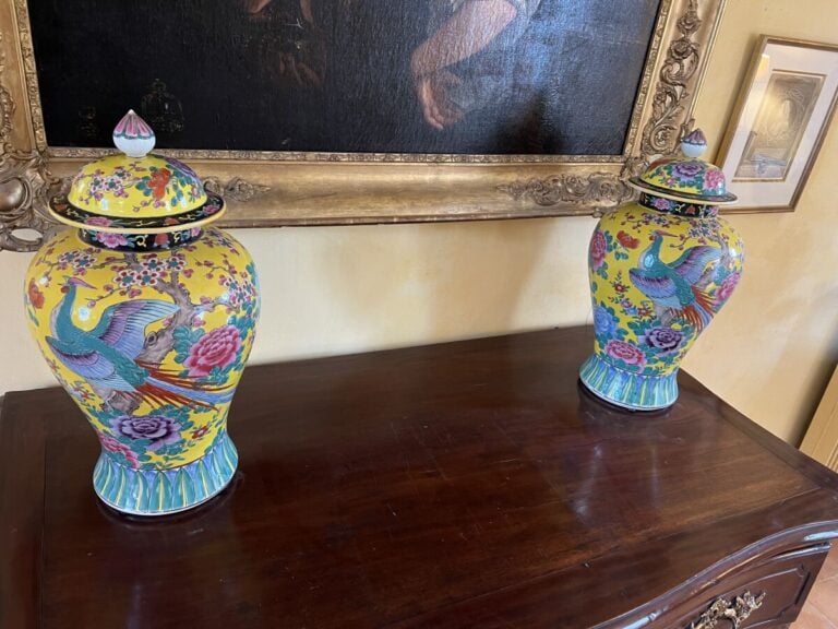 CHINE. Paire de potiches couvertes en porcelaine à décor émaillé polychromes de…