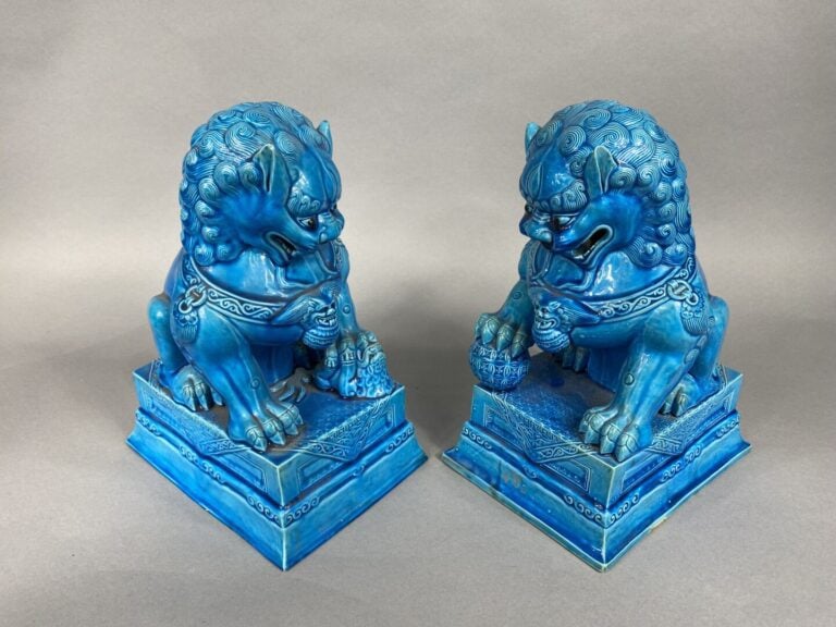 Chine - Paire de sujets chiens de Fô en porcelaine émaillée bleue se tenant sur…
