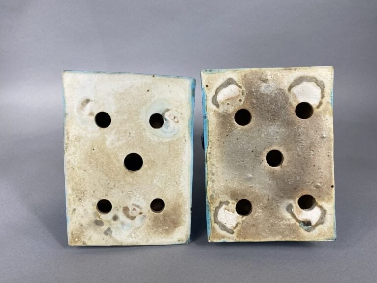 Chine - Paire de sujets chiens de Fô en porcelaine émaillée bleue se tenant sur…