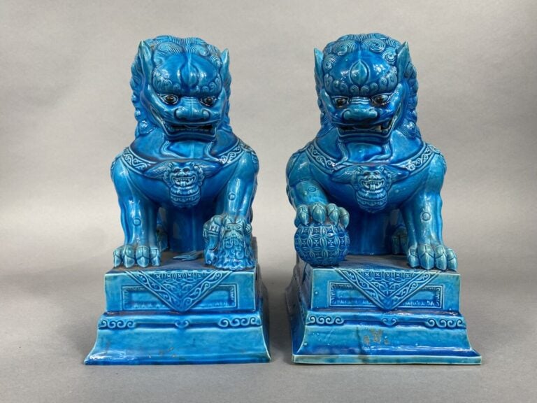 Chine - Paire de sujets chiens de Fô en porcelaine émaillée bleue se tenant sur…