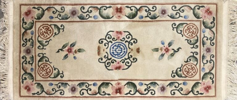 Chine - Paire de tapis de forme rectangulaire à décor de rinceaux fleuris sur f…