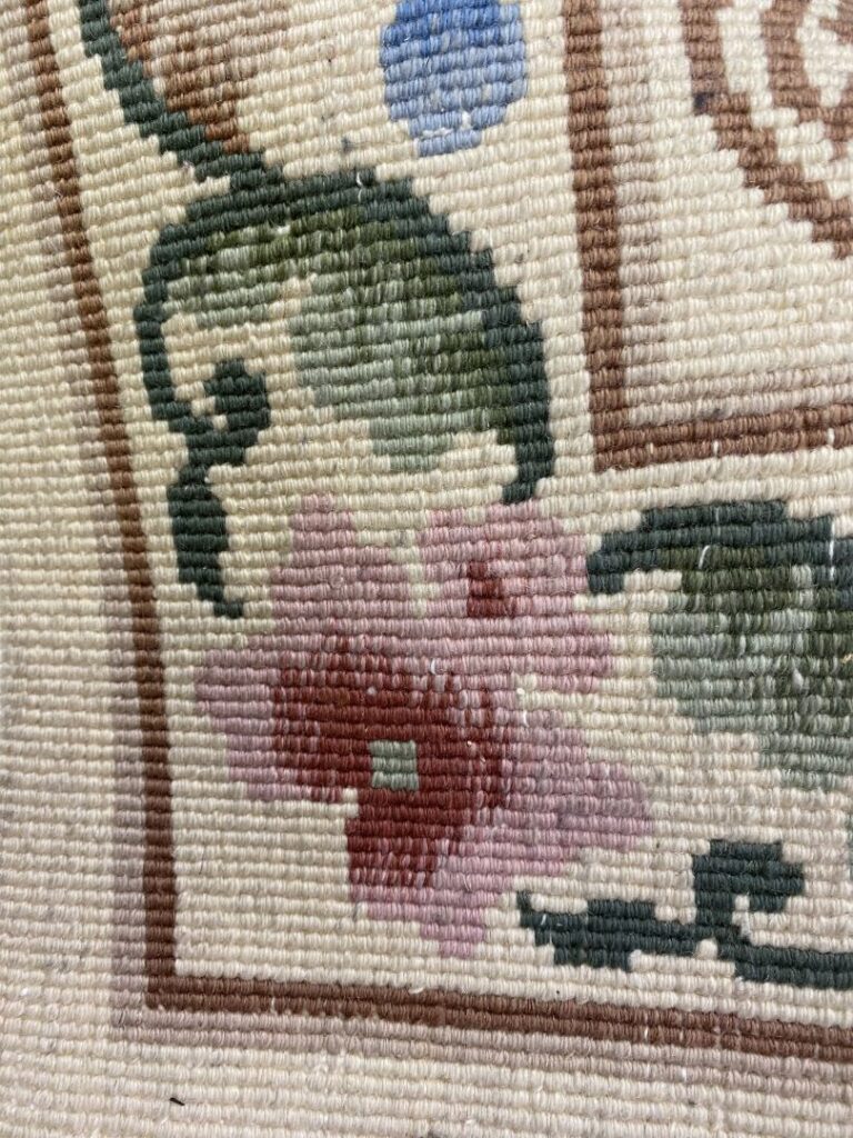 Chine - Paire de tapis de forme rectangulaire à décor de rinceaux fleuris sur f…