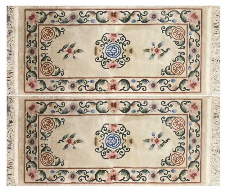 Chine - Paire de tapis de forme rectangulaire à décor de rinceaux fleuris sur f…
