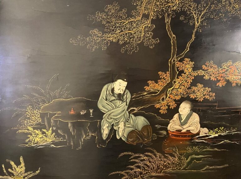 Chine - Panneau laqué en bois à décor de deux personnages dans un jardin - 45 x…