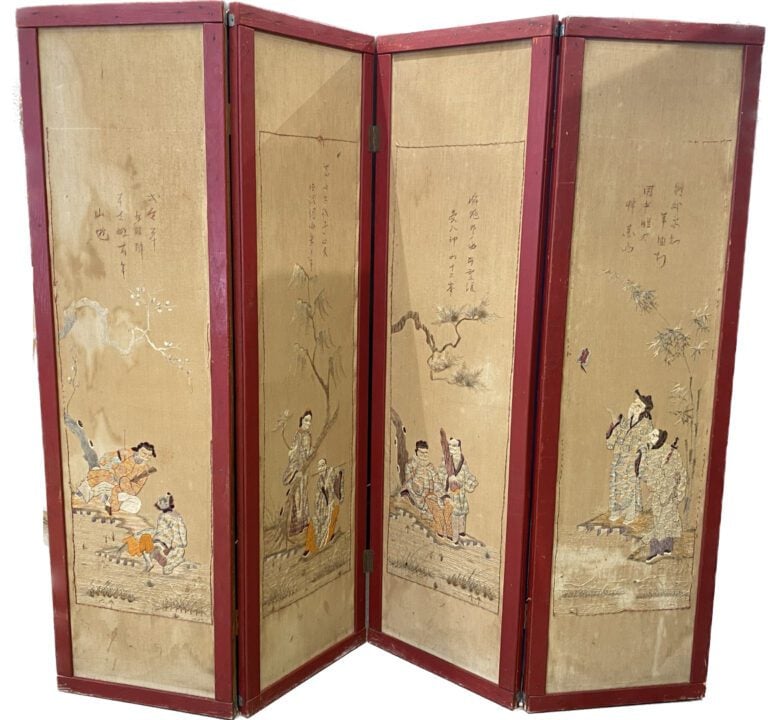 Chine - Paravent à quatre panneaux en tissu brodé figurant des personnages et c…