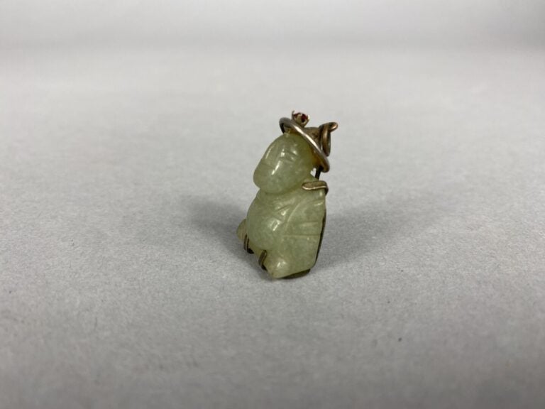 Chine - Petit bouddha en pierre dure verte et monture en métal - H : 2.5 cm
