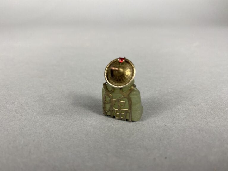 Chine - Petit bouddha en pierre dure verte et monture en métal - H : 2.5 cm