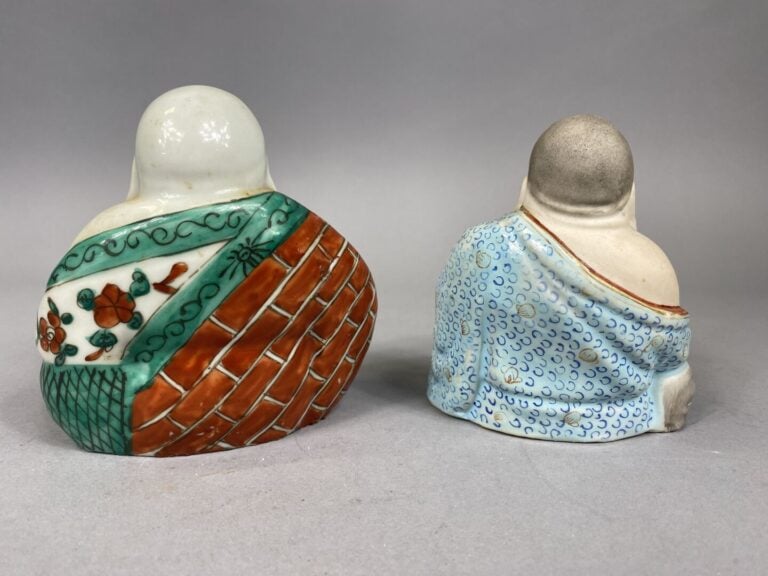 Chine - Petit bouddha en porcelaine émaillée dans le goût de la famillle Verte…