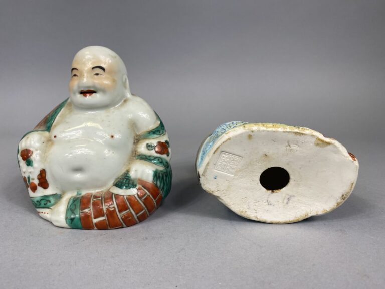 Chine - Petit bouddha en porcelaine émaillée dans le goût de la famillle Verte…