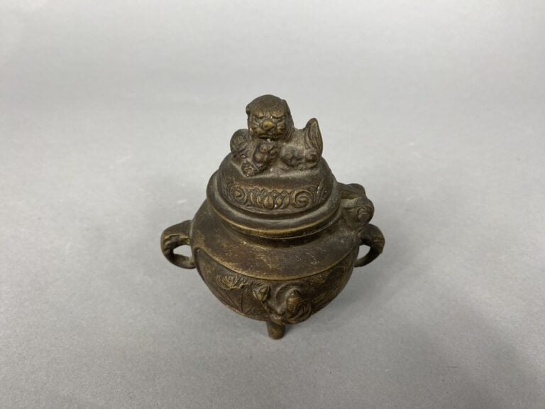 Chine - Petit brûle-parfum en bronze à décor de scènes de de prière, le couverc…