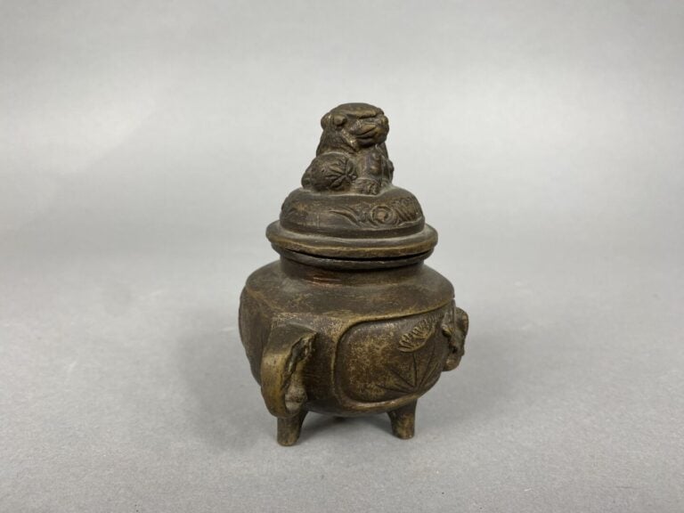 Chine - Petit brûle-parfum en bronze à décor de scènes de de prière, le couverc…