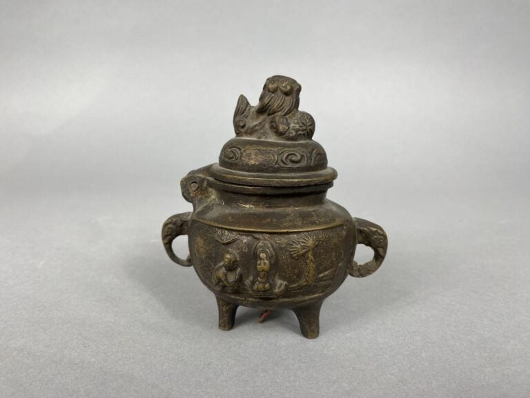Chine - Petit brûle-parfum en bronze à décor de scènes de de prière, le couverc…
