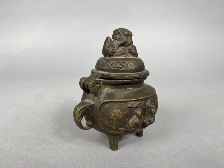 Chine - Petit brûle-parfum en bronze à décor de scènes de de prière, le couverc…