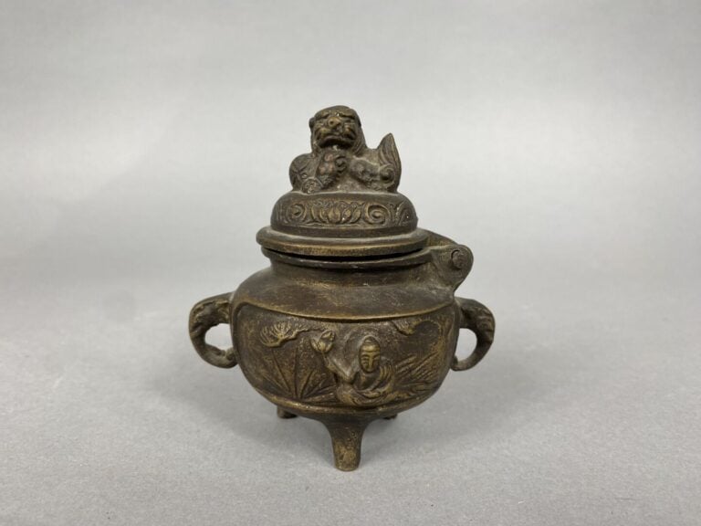 Chine - Petit brûle-parfum en bronze à décor de scènes de de prière, le couverc…