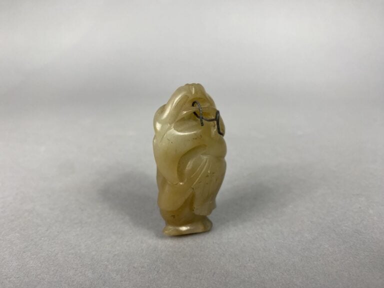 Chine - Petit sujet probablement en jade sculpté figurant un vieillard tenant s…
