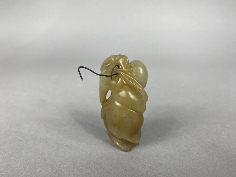 Chine - Petit sujet probablement en jade sculpté figurant un vieillard tenant s…