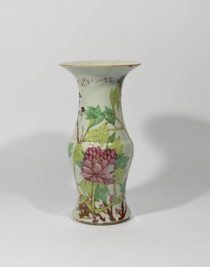 CHINE. Petit vase balustre en céramique bleu à décor en relief d'un lézard.( H …