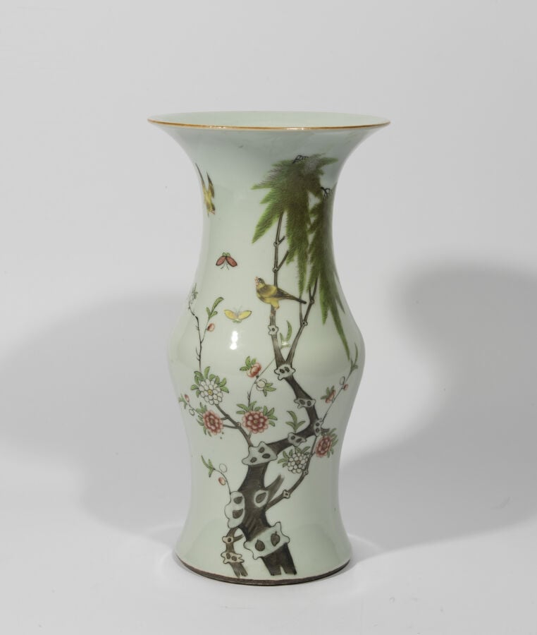 CHINE. Petit vase balustre en céramique bleu à décor en relief d'un lézard.( H …