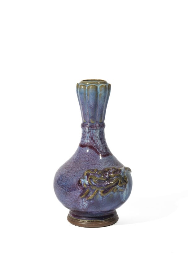 CHINE. Petit vase balustre en céramique bleu à décor en relief d'un lézard.( H …