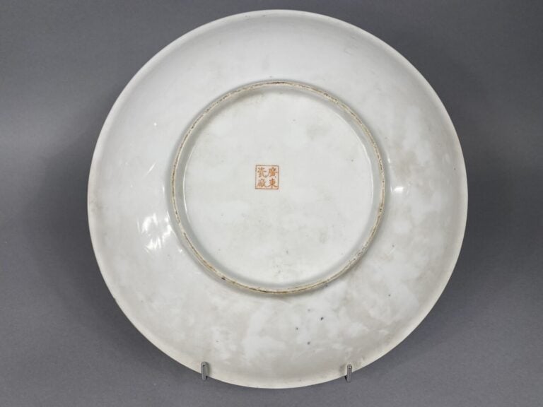 Chine - Plat en porcelaine à décor émaillé polychrome à dominante verte de cara…