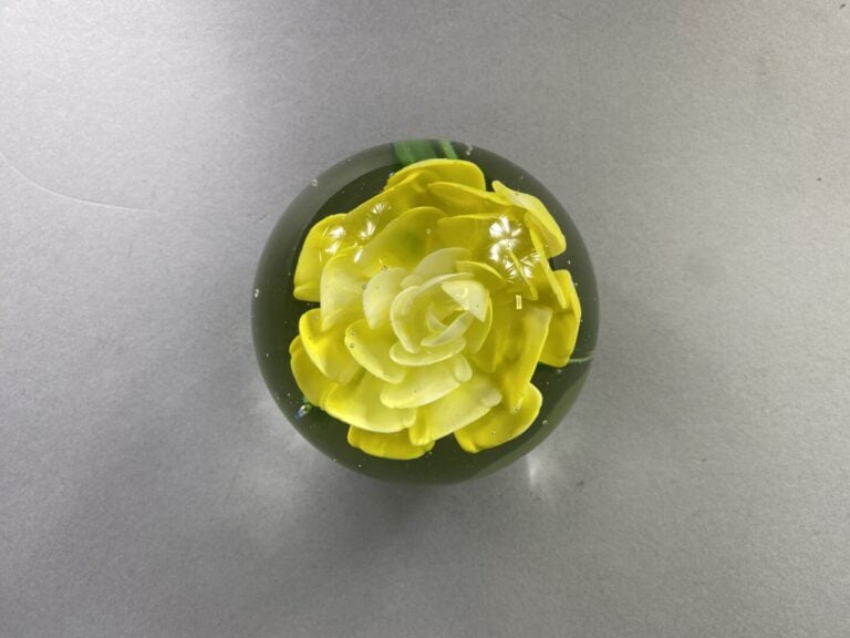 CHINE - Presse-papiers sphérique à décor de rose jaune au naturel - D : 9 cm -…