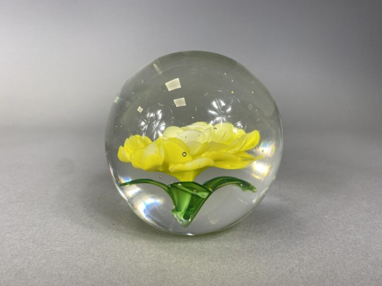 CHINE - Presse-papiers sphérique à décor de rose jaune au naturel - D : 9 cm -…