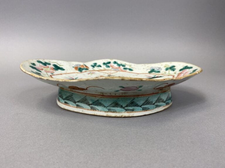 Chine - Ravier à bord polylobé en porcelaine émaillée dans le goût de la famill…