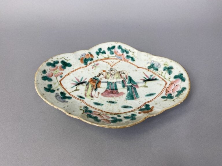 Chine - Ravier à bord polylobé en porcelaine émaillée dans le goût de la famill…