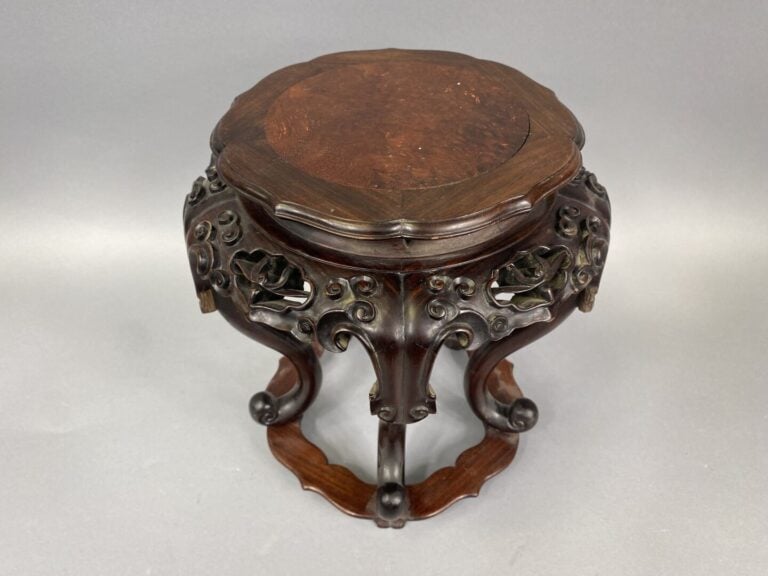Chine - Socle en bois ajouré sculpté à décor de rinceaux stylisés - H : 29.5 cm…