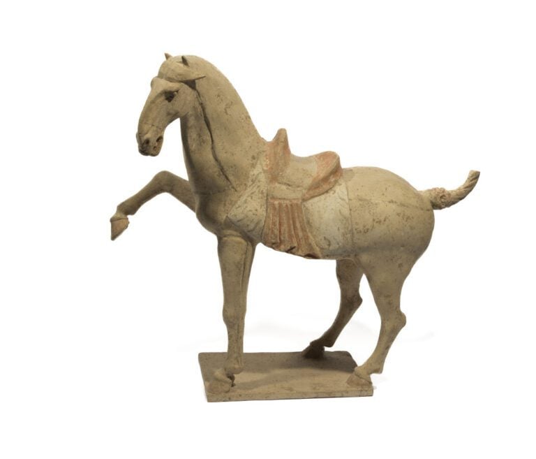 CHINE - STYLE de la dynastie TANG - Important cheval sellé en terre cuite à tra…