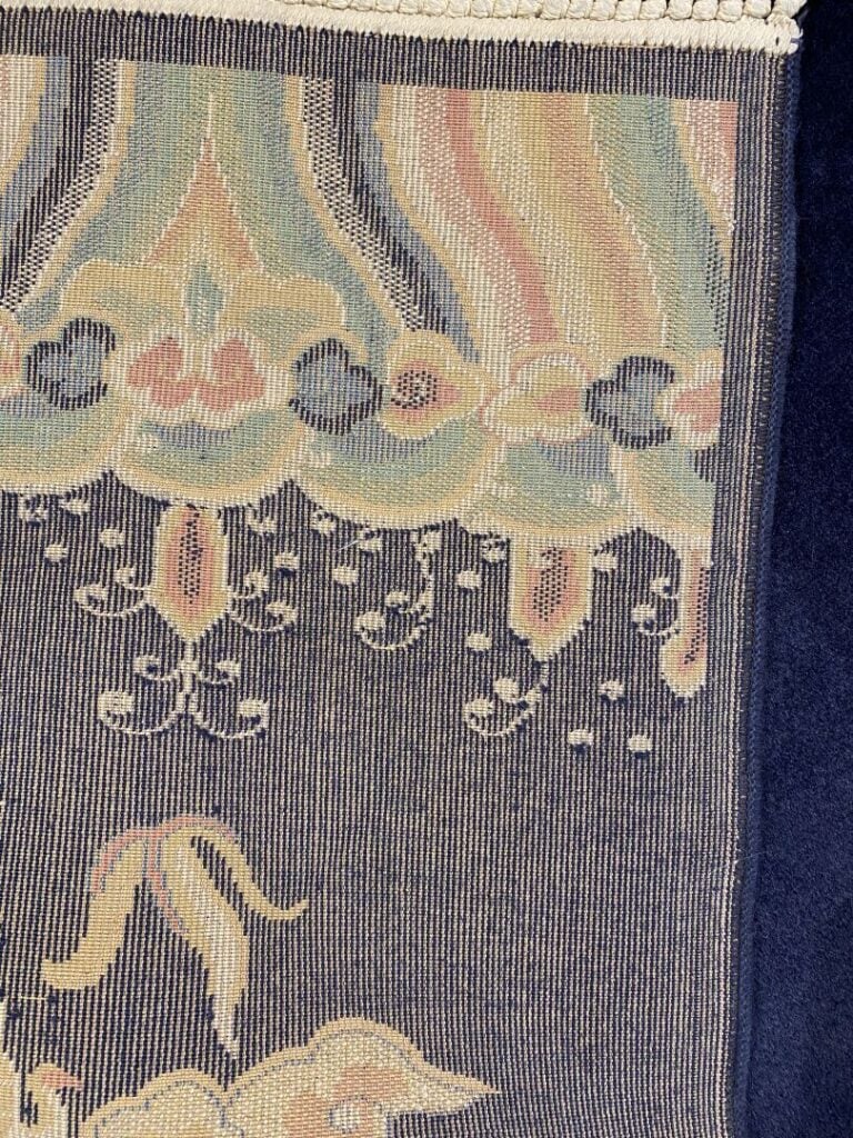 Chine - Tapis à décor de dragons volant parmi des volutes nuageuses chassant la…