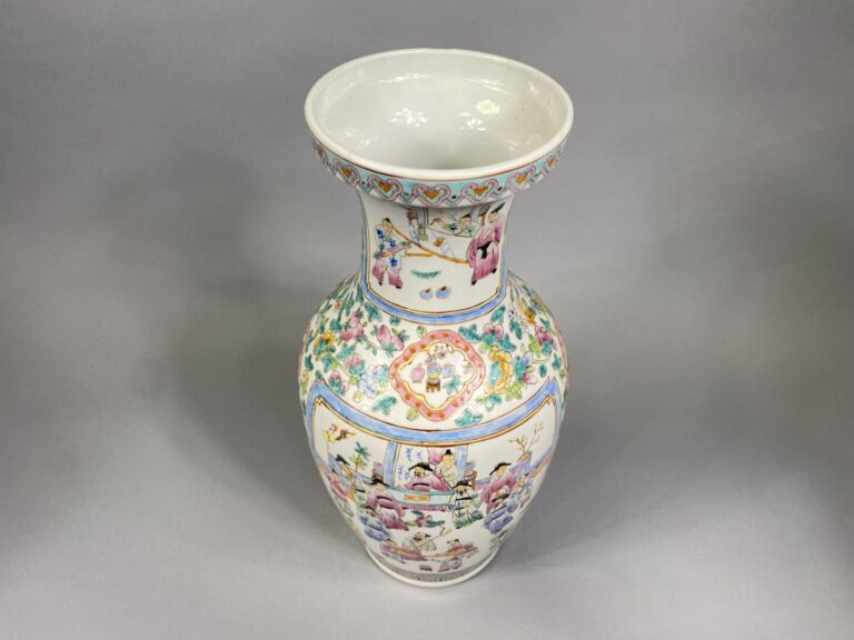 Chine - Vase balustre en céramique émaillée dans le goût de la famille Rose orn…