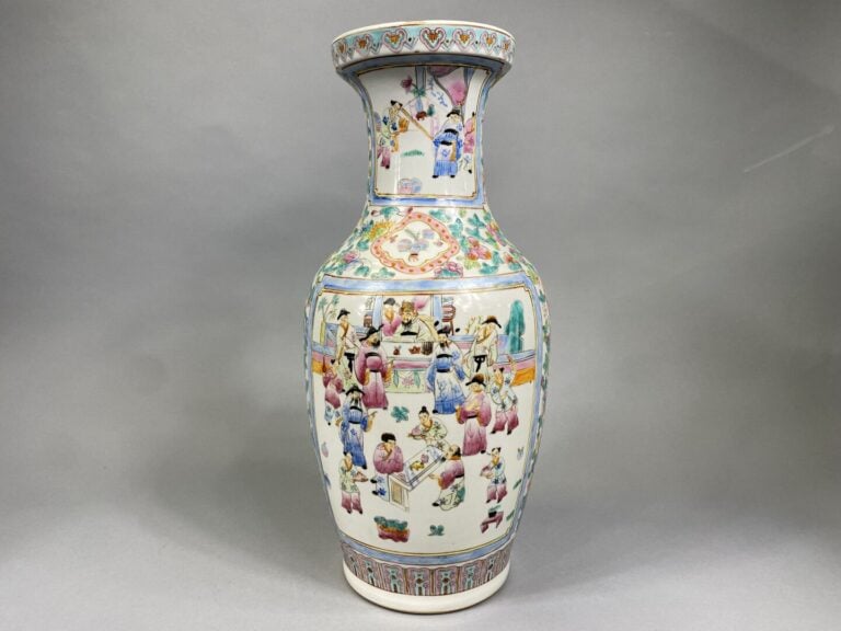 Chine - Vase balustre en céramique émaillée dans le goût de la famille Rose orn…