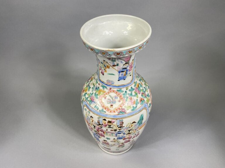 Chine - Vase balustre en céramique émaillée dans le goût de la famille Rose orn…