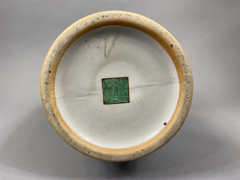 Chine - Vase balustre en céramique émaillée dans le goût de la famille Rose orn…