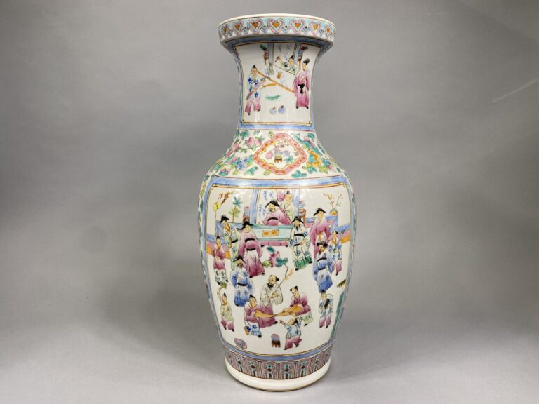 Chine - Vase balustre en céramique émaillée dans le goût de la famille Rose orn…