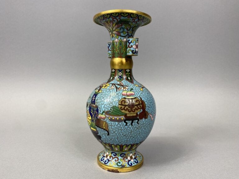 Chine - Vase balustre en émaux cloisonnés à décor des Cent Antiquités sur fond…